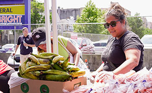 A volunteer organizing food